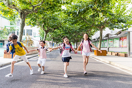 奔跑吧兄弟阳光下孩子们牵手快乐的奔跑背景