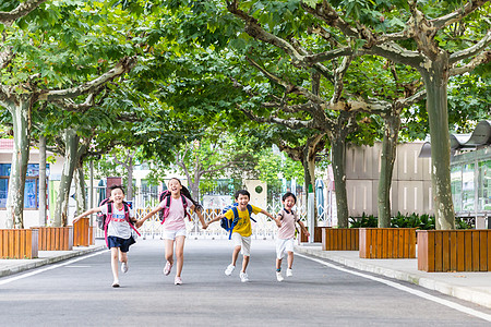 上学路上女孩阳光下孩子们牵手快乐的奔跑背景