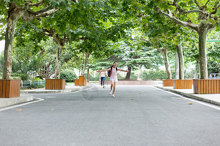 放学跑向父母跑向校门的小学生高清图片