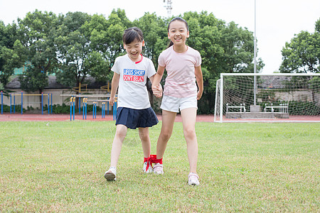 小学生在操场草坪运动玩游戏图片