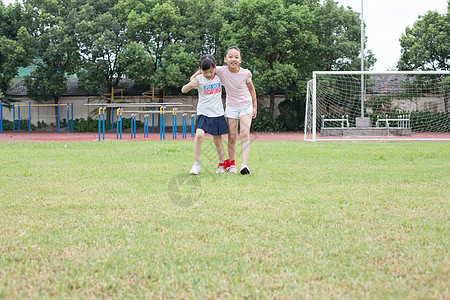 小学生在操场草坪运动玩游戏图片