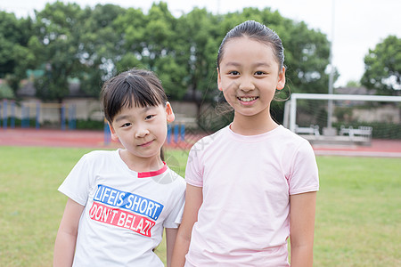 在操场草坪一起玩耍奔跑的小学生高清图片