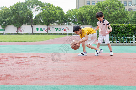 一起运动篮球场上一起打球的小学生背景