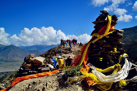 最美川藏线上的哈达和玛尼堆背景图片