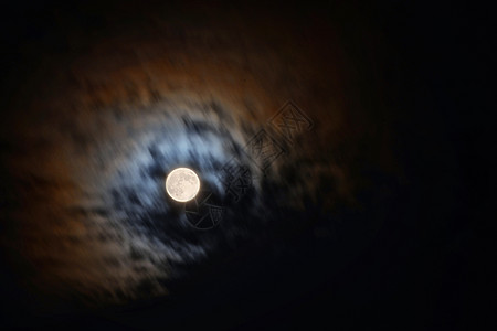 云中的月圆之夜图片