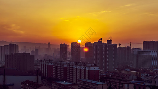 红色大厦城市日出云朵天际线背景