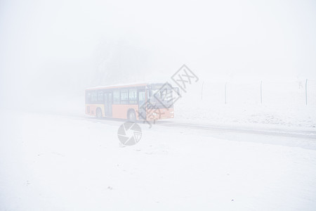 下雪天公路汽车素材背景图片