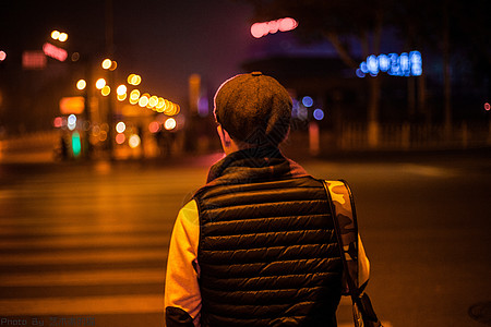 孤独的归人夜景人像高清图片