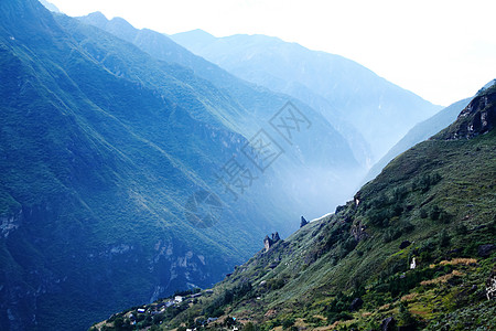 登山背景清晨山谷间的薄雾背景