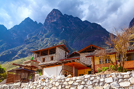 登山客旅游游玩高山脚下的房子背景