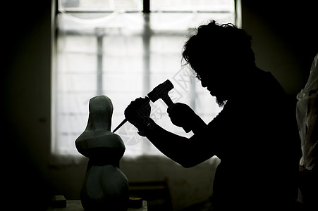 雕刻工艺品石匠匠人在雕刻石料背景