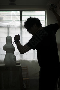 石匠匠人在雕刻石料高清图片
