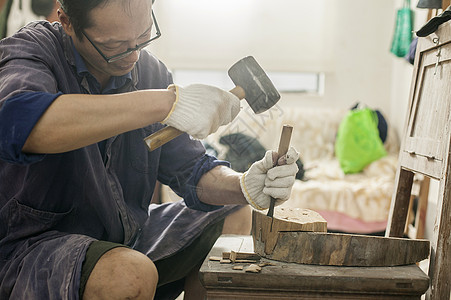 木匠师傅在雕刻木材图片