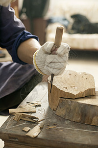 木匠师傅在雕刻木材高清图片