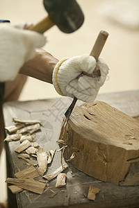 匠心木匠在雕刻木材背景