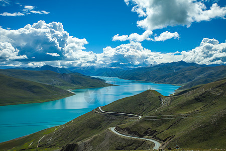 蓝天白云湖水西藏羊湖天路羊卓雍措美景背景
