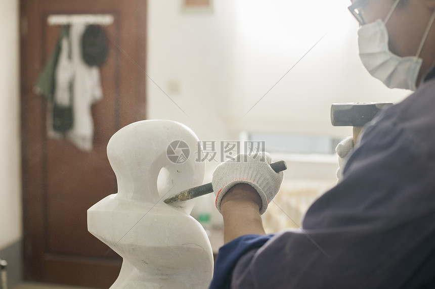 专注的石匠雕刻师傅在雕刻作品高清图片下载-正版图片500607909-摄图网