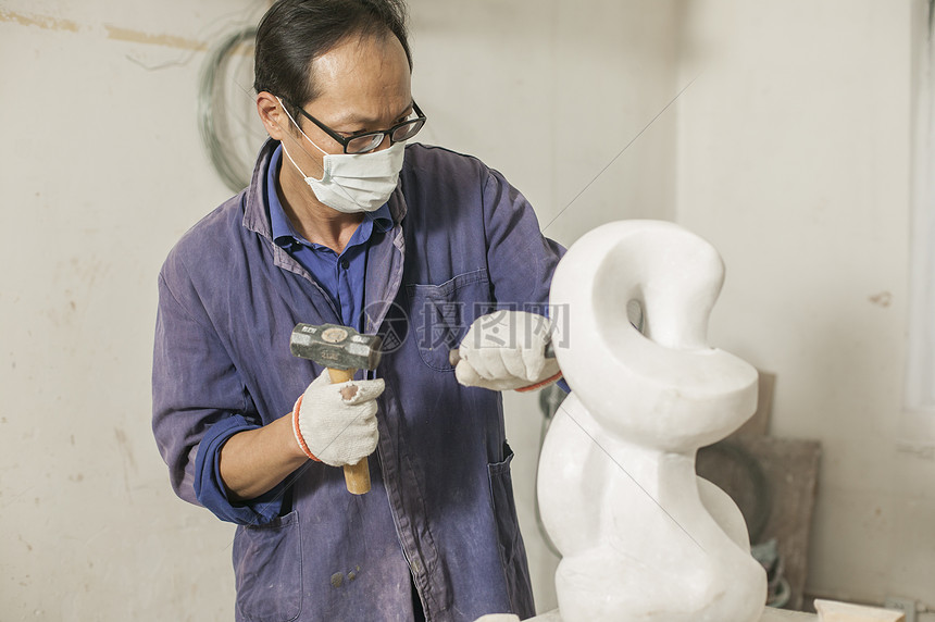 专注的石匠雕刻师傅在雕刻作品高清图片下载-正版图片500607915-摄图网