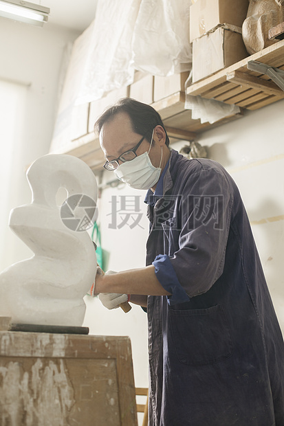 专注的石匠雕刻师傅在雕刻作品高清图片下载-正版图片500607919-摄图网