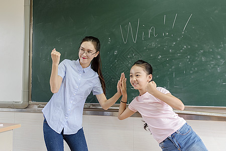 学生老师胜利举起奖杯图片