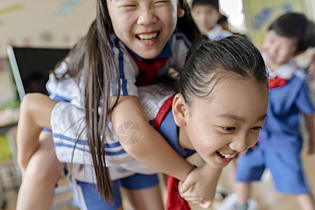 两个女生打闹高清图片