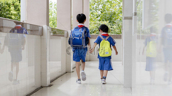 两个男生手牵手放学图片