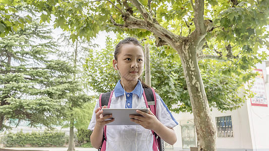 女孩使用平板远程学习图片