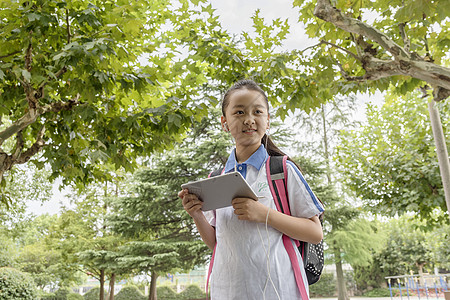 女孩使用平板远程学习图片