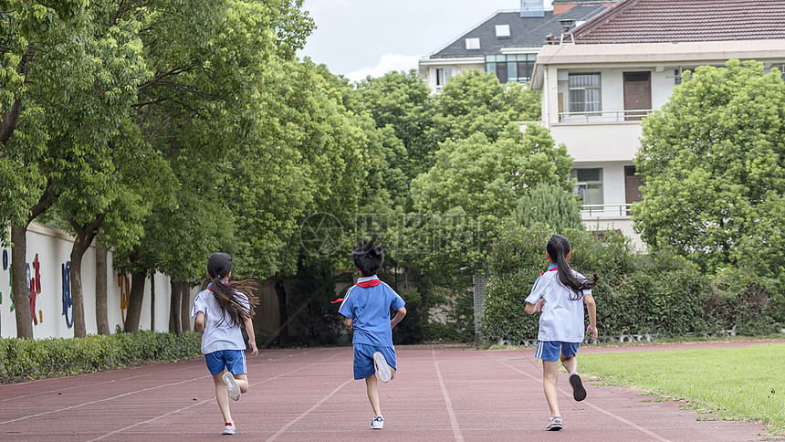 学生们跑步图片