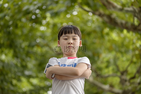 女孩在树荫下图片