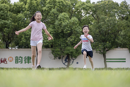 两个女生奔跑图片