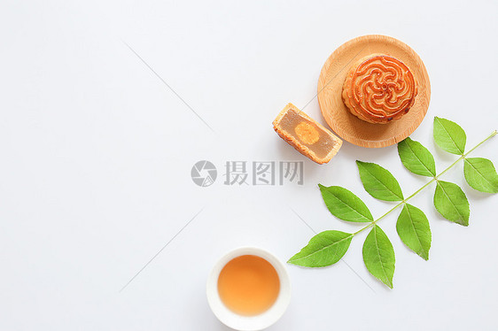 月饼白底静物图片