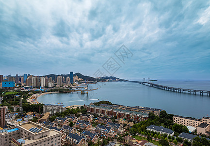 海边风光多云下的海边城市背景