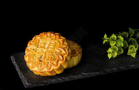 中秋节传统美食豆沙月饼背景图片