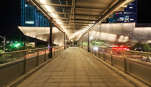 城市人行天桥夜景背景图片