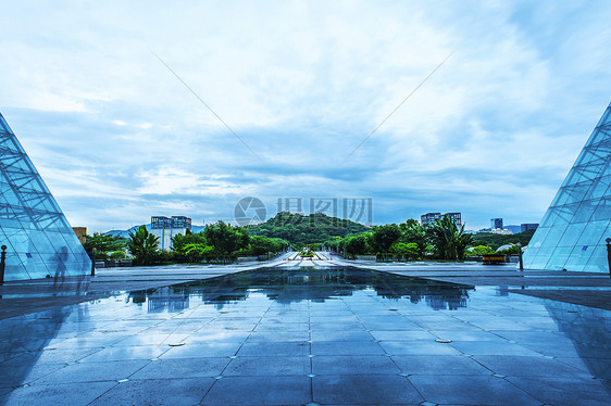 城市建筑倒影山脉云朵天际线图片