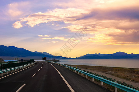 海洋工程装备新疆高速路赛里木湖日落霞光背景