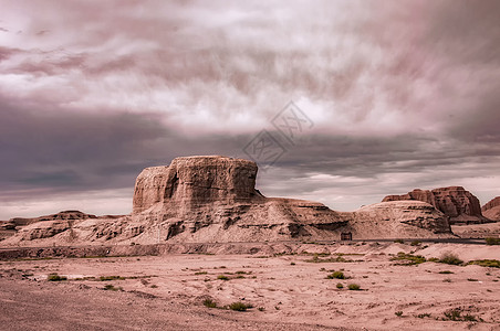 沙漠石头新疆克拉玛依魔鬼城雅丹乌云背景