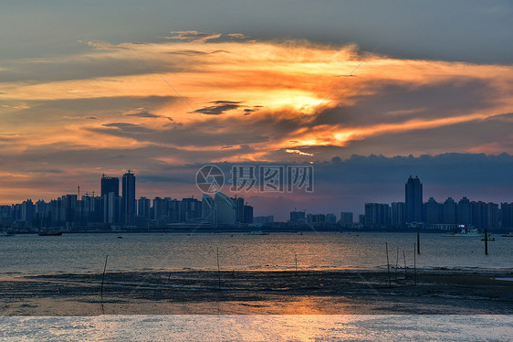 城市海边晚霞图片