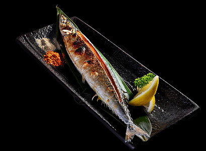 日式烤秋刀鱼图片
