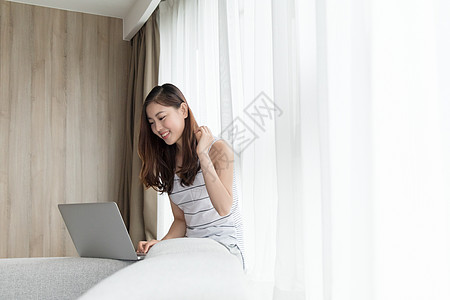 年轻女子在家休闲使用电脑图片