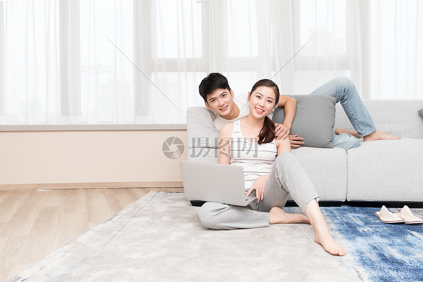 情侣在客厅沙发休闲放松图片