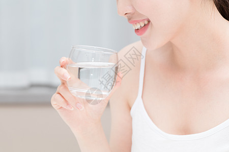 喝水的女人早起起床拿着水杯喝水特写背景