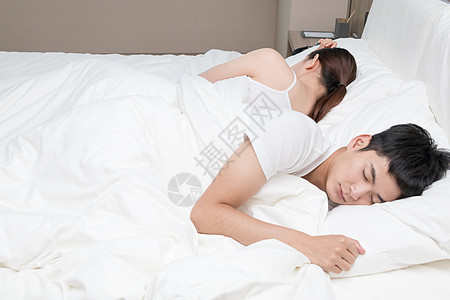情侣夫妻背对背睡觉图片