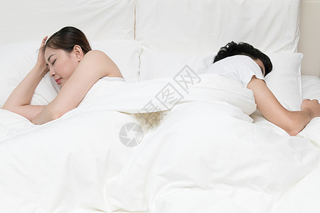 情侣夫妻背对背睡觉图片