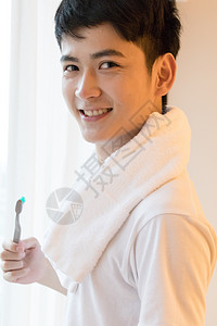 早上准备洗漱刷牙的年轻男性图片