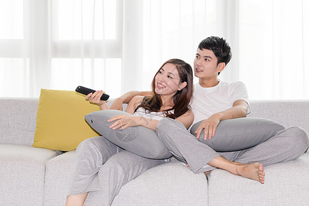 情侣在客厅沙发放松休闲看电视图片