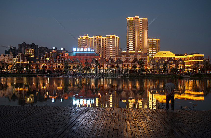 欧式风格街道夜景图片