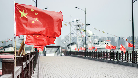 码头国旗共圆中国梦高清图片