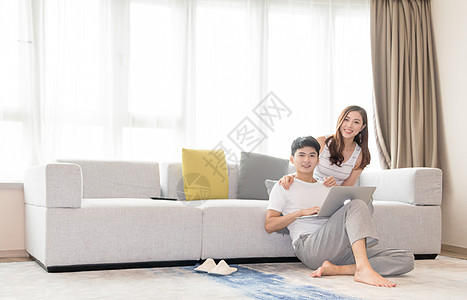 情侣在家客厅一起休闲放松网购购物背景图片